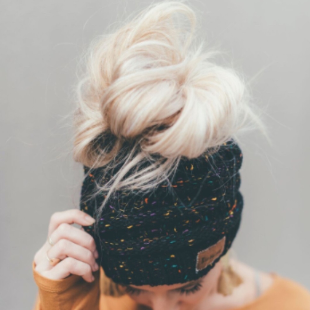 🆕 LAST 1: Black Messy Bun Beanie - Picture 2 of 2